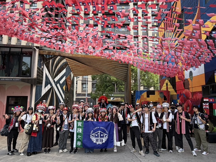 學生體驗民族圖騰與服裝特色，透過穿著與互動深化文化認識。